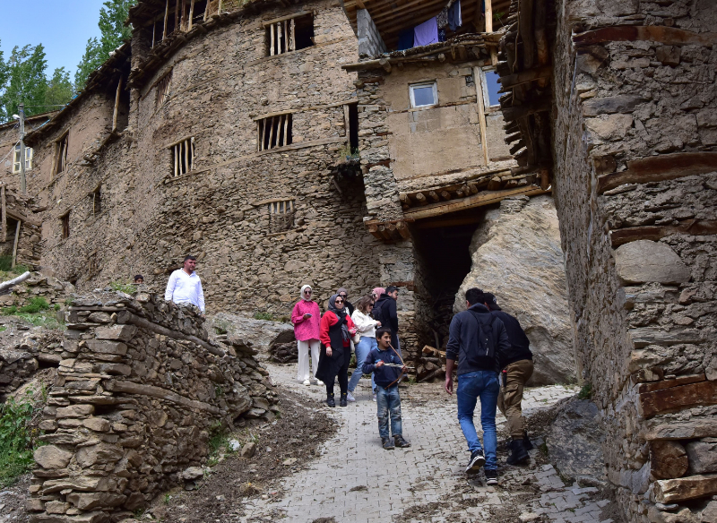 HİZAN’IN TAŞ EVLERDEN OLUŞAN KÖYLERİNE YOĞUN İLGİ