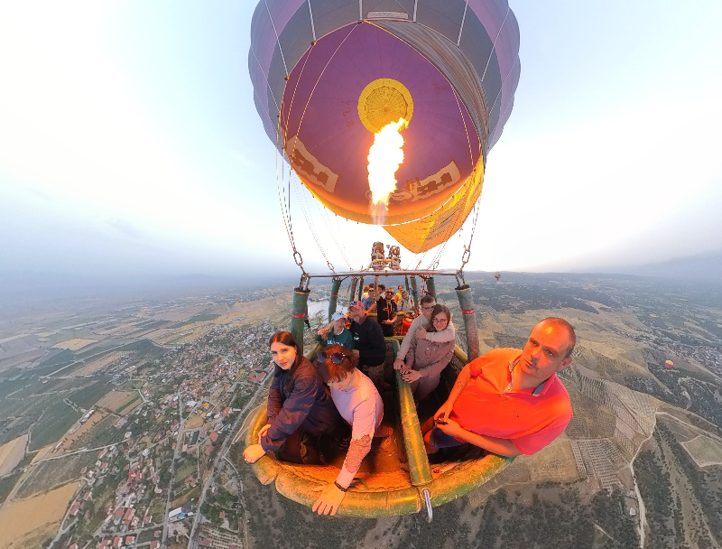 Pamukkale'de balonlar günde 300 turist ile birlikte yükseliyor