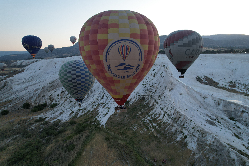 Pamukkale'de balonlar günde 300 turist ile birlikte yükseliyor