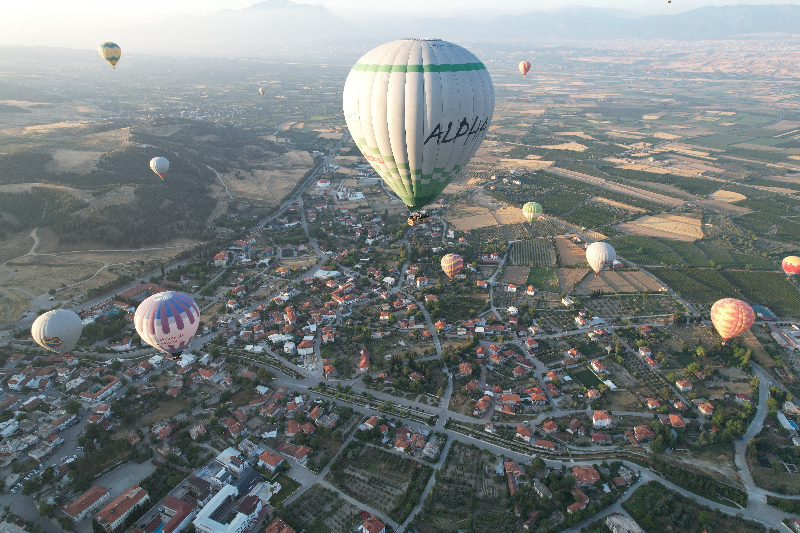 Pamukkale'de balonlar günde 300 turist ile birlikte yükseliyor