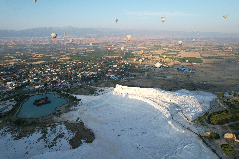 Pamukkale'de balonlar günde 300 turist ile birlikte yükseliyor