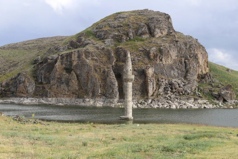 Ağrı'da sular altında kalan minarenin eşsiz güzelliği