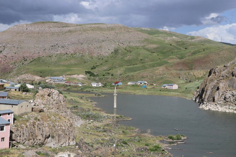 Ağrı'da sular altında kalan minarenin eşsiz güzelliği