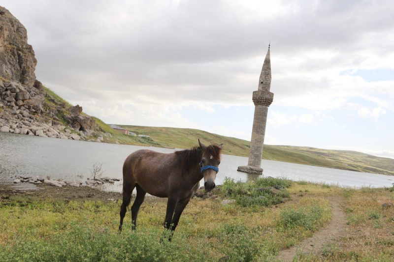 Ağrı'da sular altında kalan minarenin eşsiz güzelliği