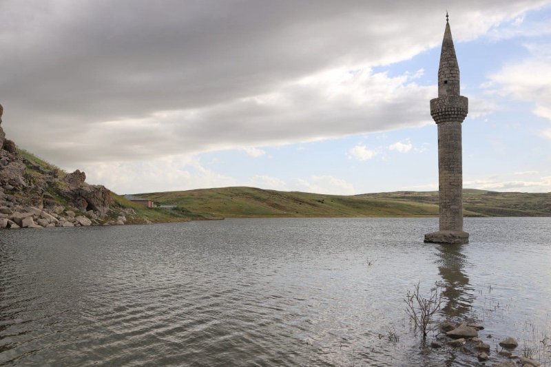 Ağrı'da sular altında kalan minarenin eşsiz güzelliği