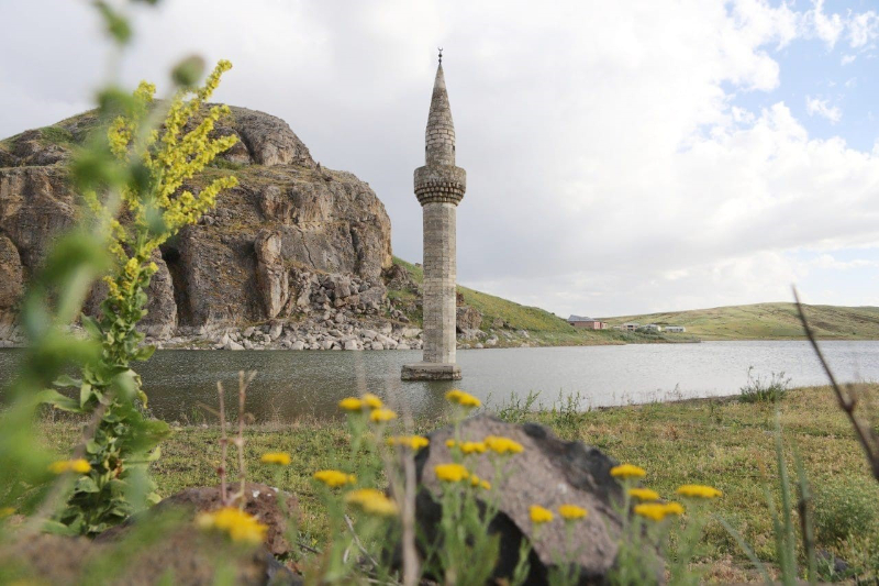 Ağrı'da sular altında kalan minarenin eşsiz güzelliği