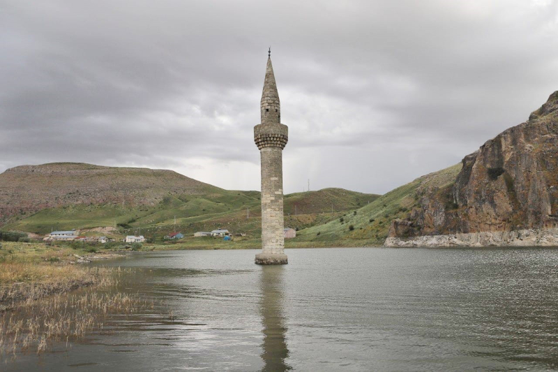 Ağrı'da sular altında kalan minarenin eşsiz güzelliği