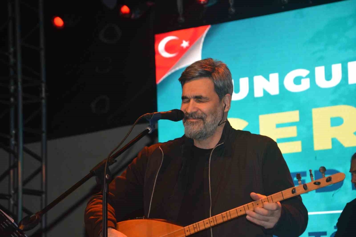 Uğur Işılak konserinde salon doldu taştı