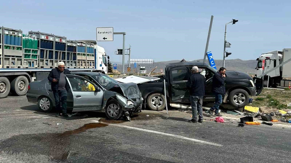 Kırıkkale’de otomobil ile pikap çarpıştı: 3 yaralı