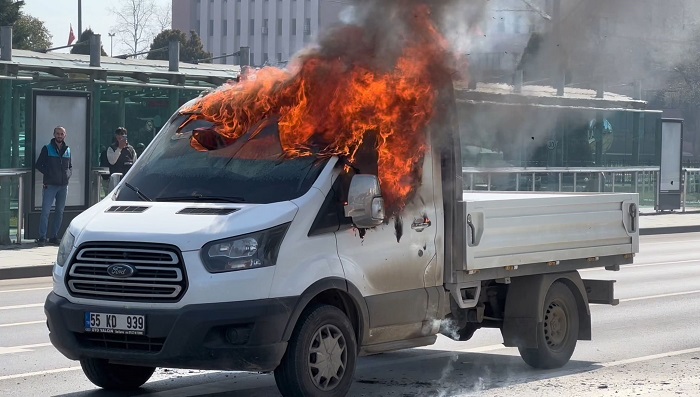 Kamyonet yol ortasında alev alev yandı: O anlar anbean kamerada