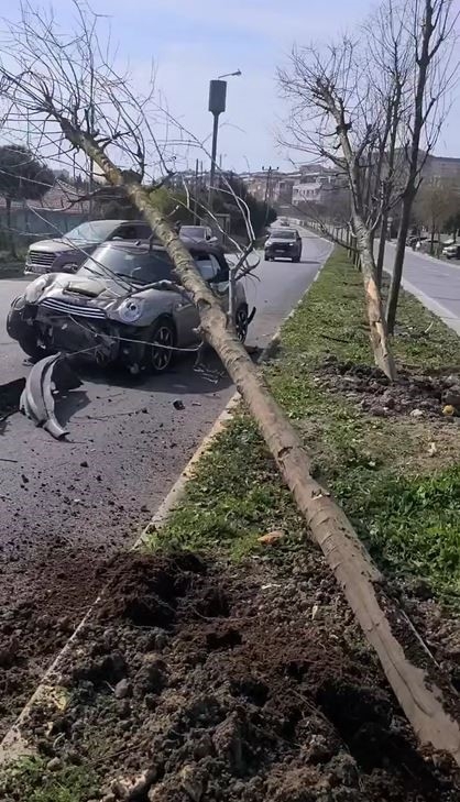 Refüje çarpan otomobil takla atarak ters yöne uçup otomobile çarptı