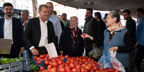 Başkan Seçer, Mezitli’de pazar gezdi