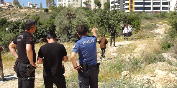 Mersin’de toprak kazan kadın el bombası buldu