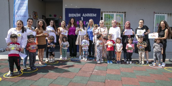 Minikler anneleri için hediye hazırlayıp, şarkılar söyledi