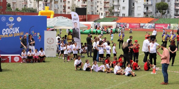 Çocuklar hem yarıştı, hem doyasıya eğlendi