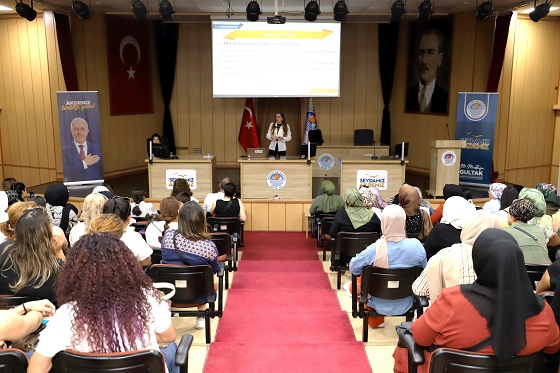 Akdeniz Belediyesi Ebeveynlere 'Çocuğum Okula Hazır mı Semineri' Verdi