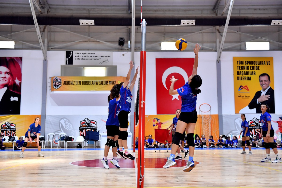 MERSİN'DE VOLEYBOL KURSU YAZ DÖNEMİNDE DE DEVAM EDİYOR