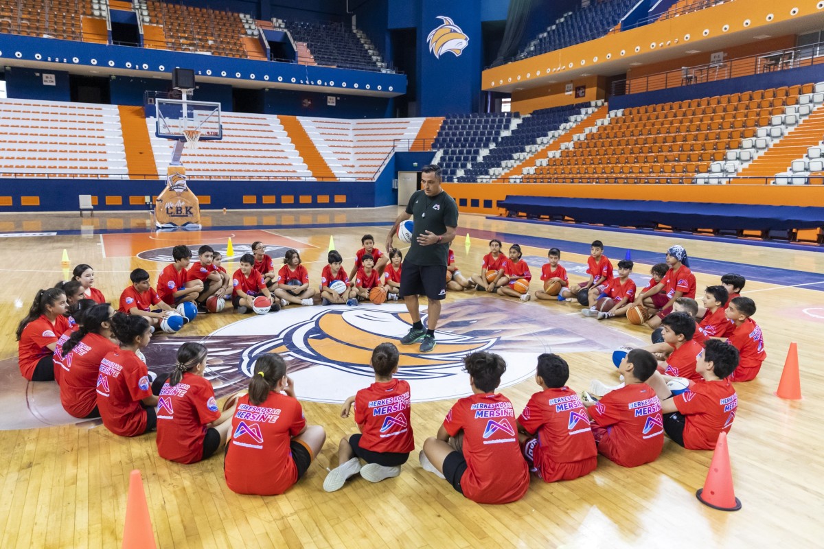 MERSİN'DE ÜCRETSİZ BASKETBOL KURSLARIYLA, ALT YAPIYA SPORCU YETİŞİYOR 