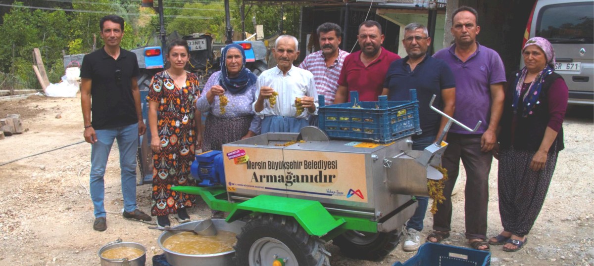 ÜZÜMLERİ MAKİNE SIKIYOR, ÜRETİCİ DİNLENİYOR  