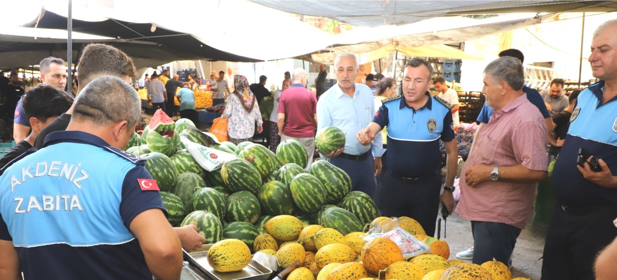 AKDENİZ BELEDİYESİ ZABITA EKİPLERİNDEN FİYAT, ETİKET VE TARTI DENETİMİ