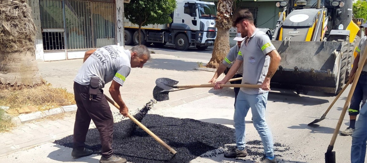 AKDENİZ'DE YENİ YOLLAR AÇILIYOR, KALDIRIMLAR YENİLENİYOR  