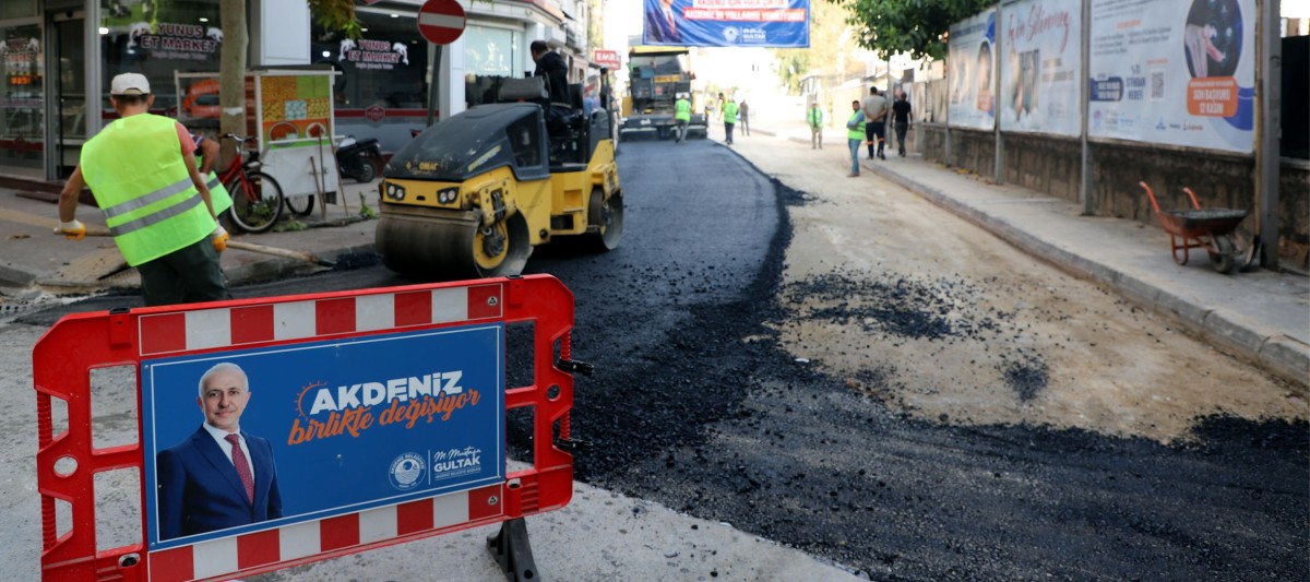 AKDENİZ’DE ÖMRÜNÜ TAMAMLAYAN PARKE TAŞLARININ YERİNİ SICAK ASFALT ALDI