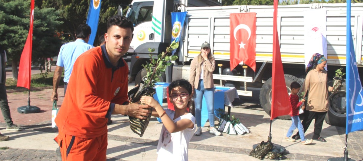 BOZYAZI’DA VATANDAŞLARA ÜCRETSİZ FİDAN DAĞITILDI  