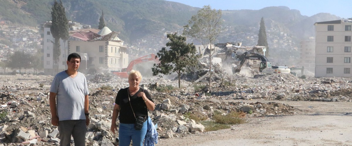 DEPREMZEDELER 9 AYDIR HABER ALAMADIKLARI YAKINLARINI UMUTLA BEKLİYOR   