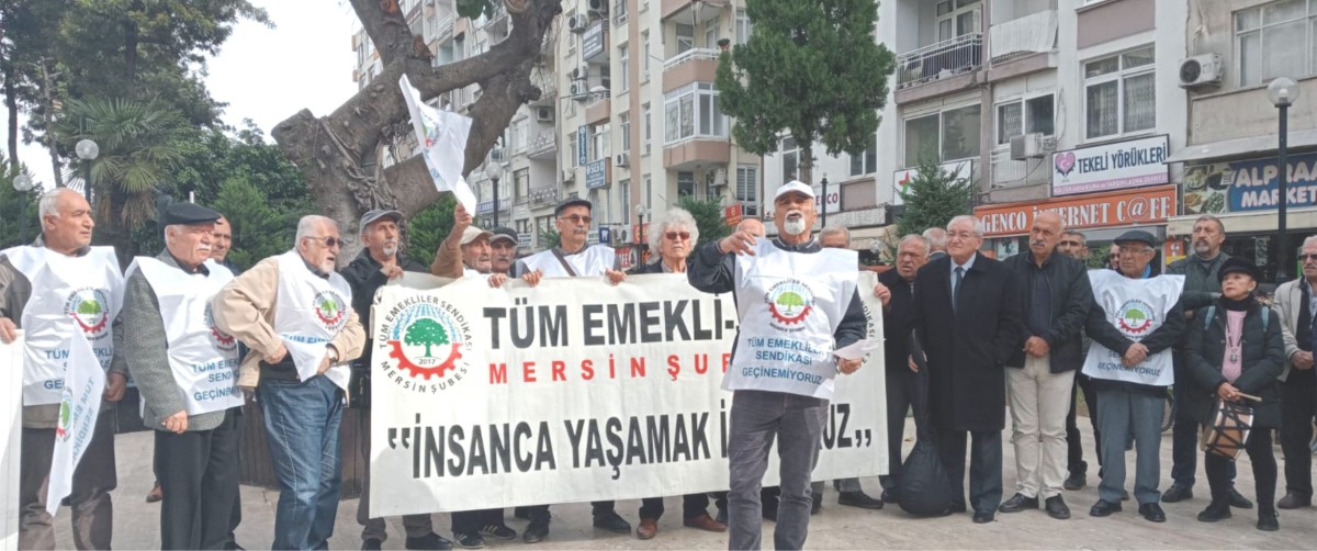 EMEKLİLERDEN TÜRKÜLÜ HALAYLI EYLEM