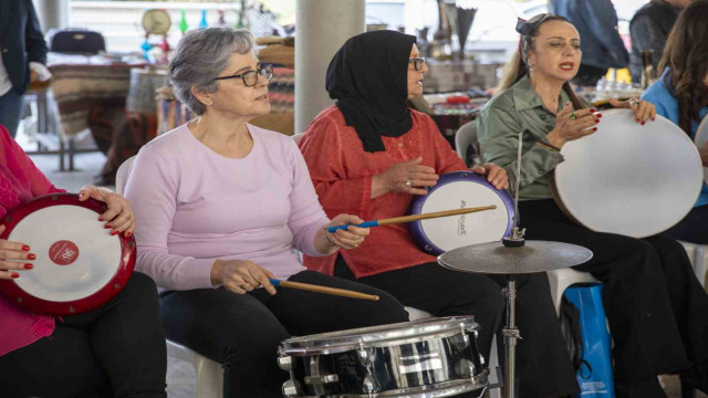 16 kişiden oluşan Kadın Ritim Grubu, Antika Pazarı’nda konser verdi