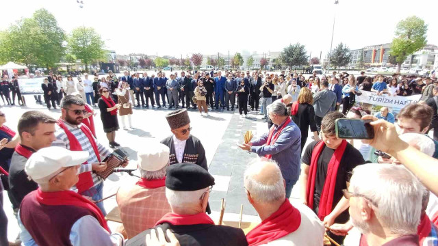 70’lik delikanlıların dansı ilgi çekti