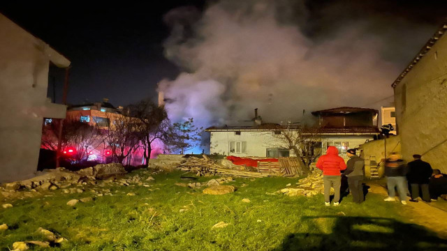 Afyonkarahisar’da iki katlı binada çıkan yangın korkuttu