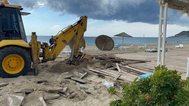 Alanya’da ‘Tek Tip Sahil Büfesi Projesi Kapsamında’ eski büfeler yıkıldı