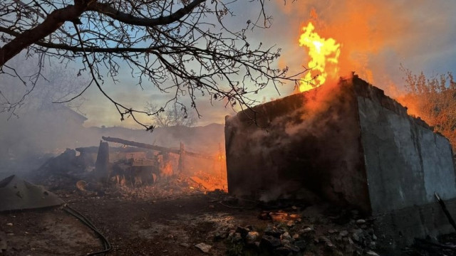 Alevlere teslim olan ev küle döndü