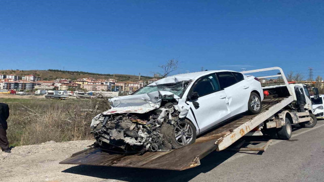 Ankara’da otomobil hafriyat kamyonuna çarptı: 1 ölü