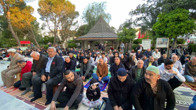 Aydın’da vatandaşlar bayram namazında camileri doldurdu