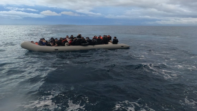 Ayvalık açıklarında 56 düzensiz göçmen yakalandı