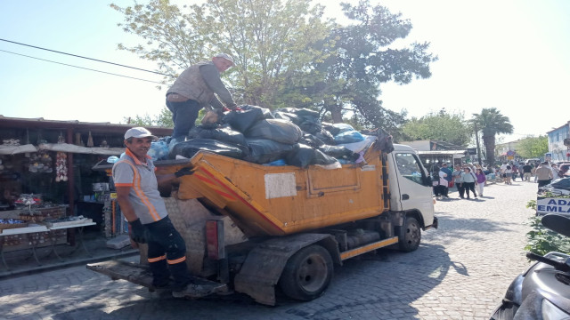 Ayvalık’ta, bayram tatilinde yaklaşık 15 bin ton çöp toplandı