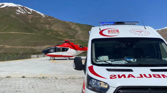 Bahçesaray’da iki hasta ambulans helikopterle hastaneye sevk edildi