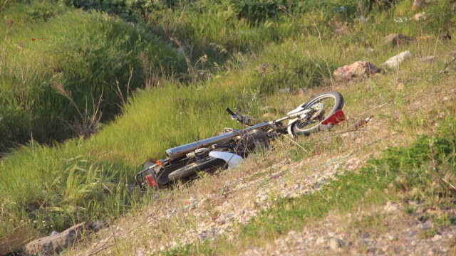 Bariyerlere çarpan motosiklet dere yatağına uçtu: 2 genç hayatını kaybetti