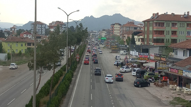 Bayram tatilinin son gününde yollarda yoğunluk yaşanıyor