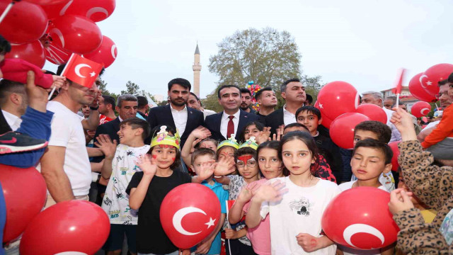 Belediyenin düzenlediği şenlikte çocuklar doyasıya eğleniyor