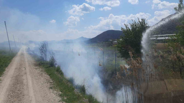 Burdur’da çıkan sazlık yangını itfaiyenin hızlı müdahalesi ile söndürüldü