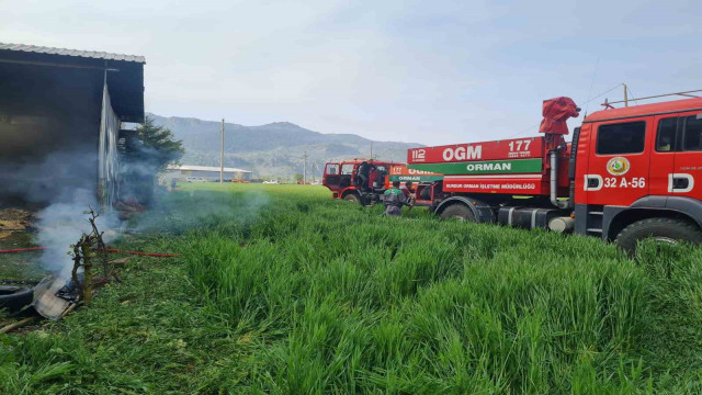 Burdur’da samanlıkta başlayan yangın eve sıçradı, büyük çapta maddi hasar meydana geldi