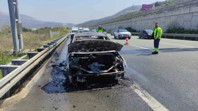 Bursa’da seyir halindeki otomobil alev alev yandı