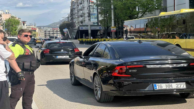 Bursa’da yolun karşısına geçmek isteyen yayalara motosiklet çarptı