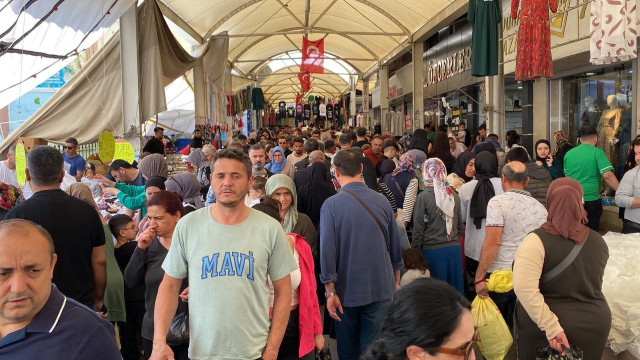 Çarşı ve sokaklarda bayram yoğunluğu