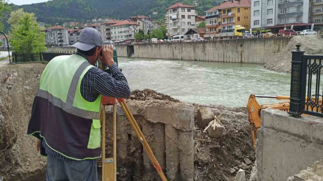 Devrek’te asma köprünün inşaatı hız kesmeden devam ediyor