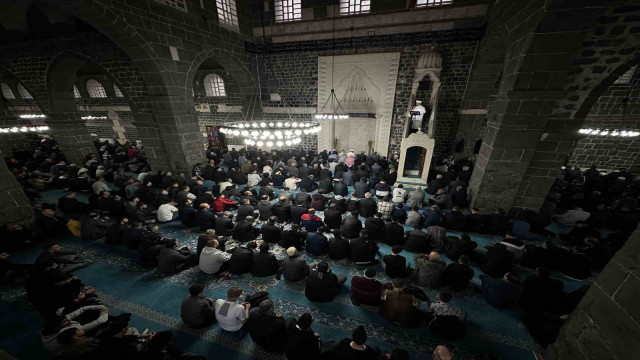 Diyarbakır’da vatandaşlar bayram namazı için Ulu Cami’ye akın etti