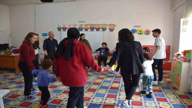 DOSTEK Koleji öğrencileri 23 Nisan’da köy okullarındaki minikleri sevindirdi